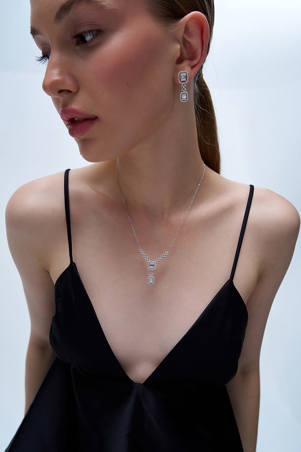 1.18 Karat IDL Sertifikalı Tasarım Pırlanta Baget Küpe