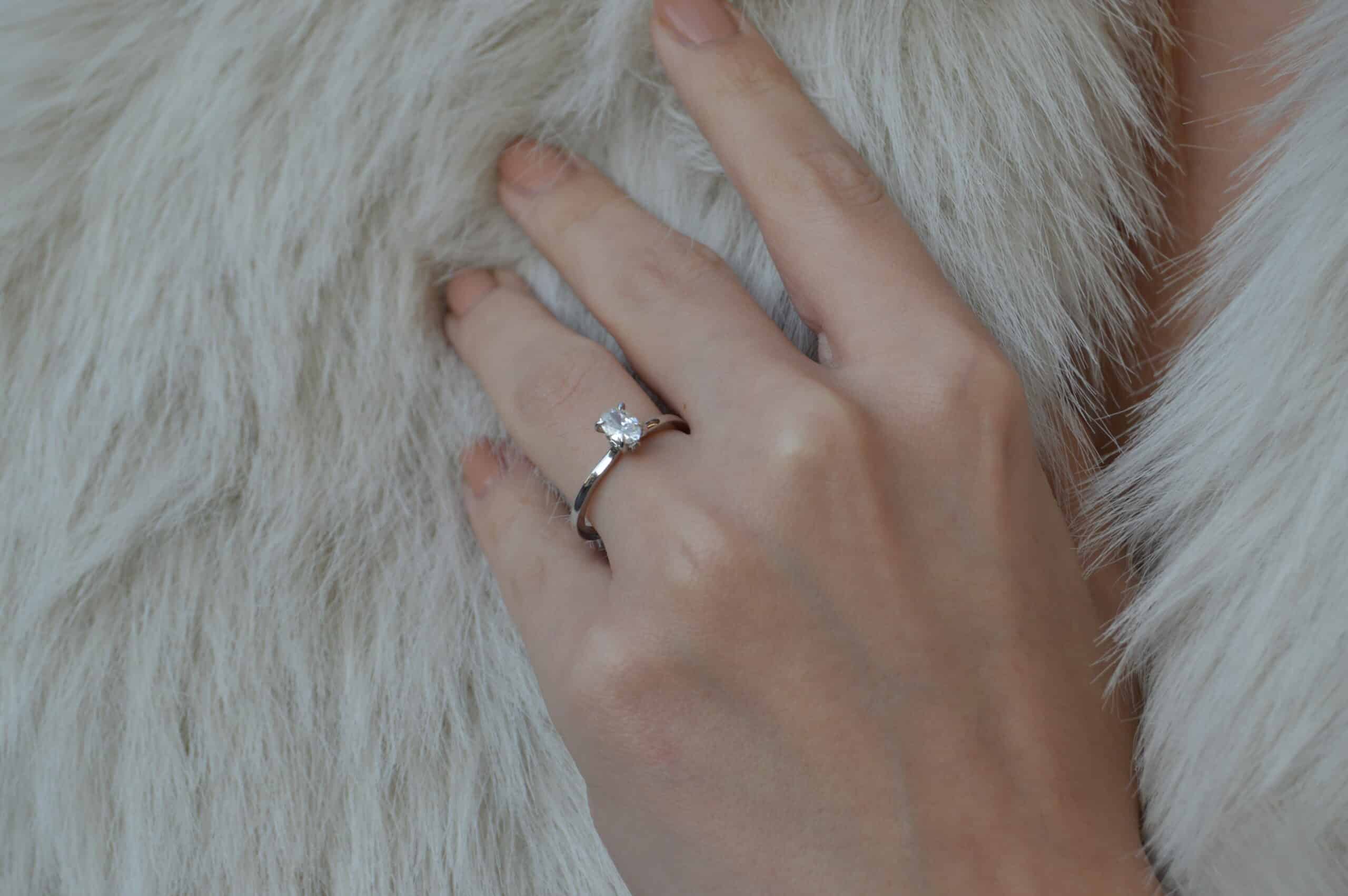 0.45 Karat F SI HRD Sertifikalı Oval Pırlanta Yüzük