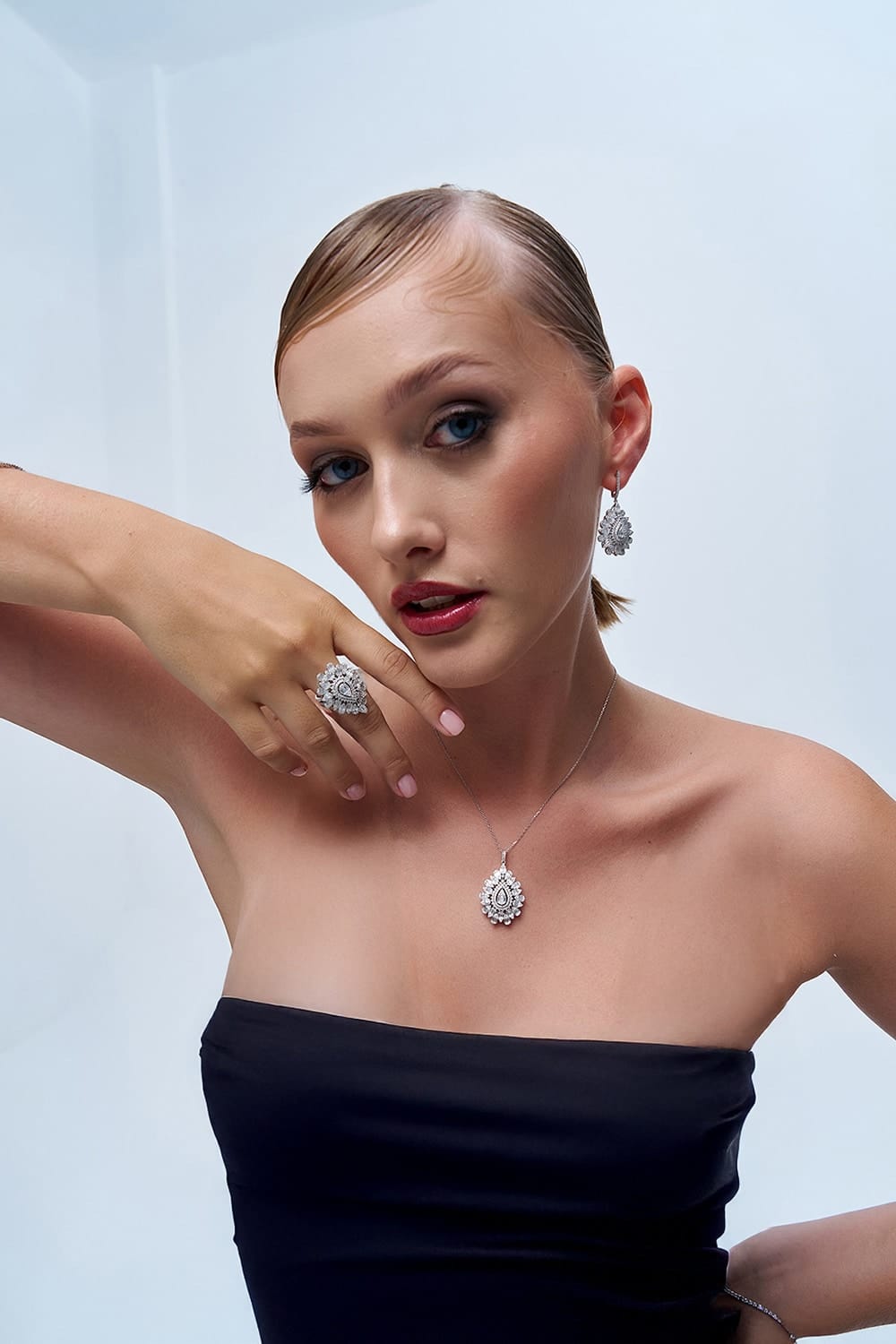 2.43 Karat IDL Sertifikalı Tasarım Pırlanta Baget Küpe