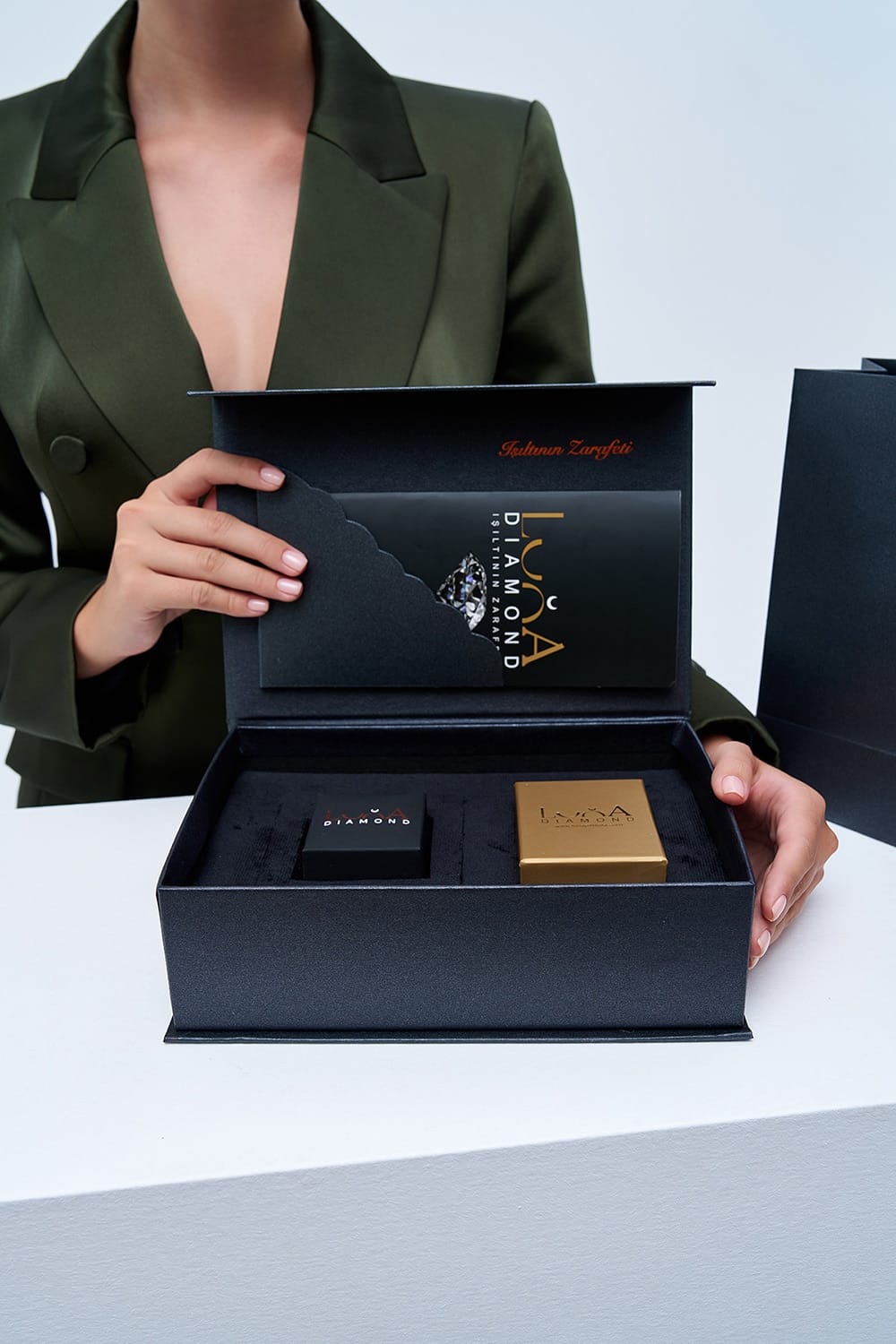 0.75 Karat  F SI2 HRD Sertifikalı Oval Pırlanta Yüzük